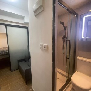 铜锣湾海宫大厦一室一厅E2房，铜锣湾站步行2分，港大通勤18分地铁直达，演艺学院通勤10分，新装修干湿分离卫浴
