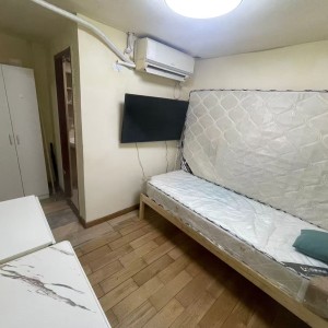 尖沙咀弥敦道金冠大厦3号房独卫单间-步行50米即到尖沙咀地铁口，理工乘巴士10分钟即达，城大步行+港铁22分，都会大学巴士24分