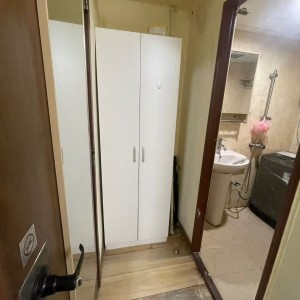 尖沙咀弥敦道金冠大厦3号房独卫单间-步行50米即到尖沙咀地铁口，理工乘巴士10分钟即达，城大步行+港铁22分，都会大学巴士24分
