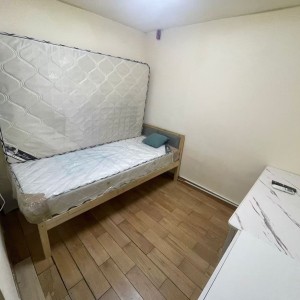 尖沙咀弥敦道金冠大厦3号房独卫单间-步行50米即到尖沙咀地铁口，理工乘巴士10分钟即达，城大步行+港铁22分，都会大学巴士24分