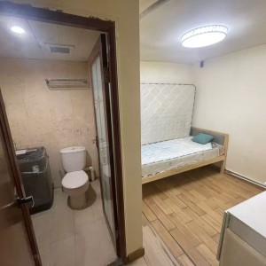 尖沙咀弥敦道金冠大厦3号房独卫单间-步行50米即到尖沙咀地铁口，理工乘巴士10分钟即达，城大步行+港铁22分，都会大学巴士24分