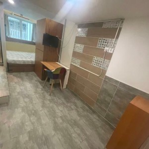 铜锣湾轩尼诗道海外大厦4楼A室，一房一厅空间超大，步行1分进铜锣湾站，楼下就有巴士大站，演艺学院2站可达，港大6站直通