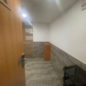 铜锣湾轩尼诗道海外大厦4楼A室，一房一厅空间超大，步行1分进铜锣湾站，楼下就有巴士大站，演艺学院2站可达，港大6站直通