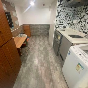 铜锣湾轩尼诗道海外大厦4楼A室，一房一厅空间超大，步行1分进铜锣湾站，楼下就有巴士大站，演艺学院2站可达，港大6站直通