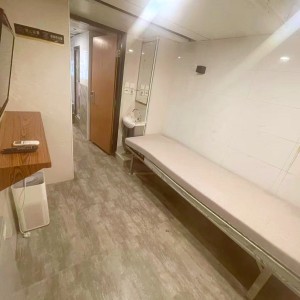 铜锣湾轩尼诗道海外大厦4楼B1室，一房一厅空间超大，步行1分进铜锣湾站，楼下就有巴士大站，演艺学院2站可达，港大6站直通