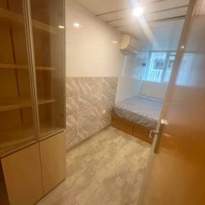 铜锣湾轩尼诗道海外大厦4楼B1室，一房一厅空间超大，步行1分进铜锣湾站，楼下就有巴士大站，演艺学院2站可达，港大6站直通