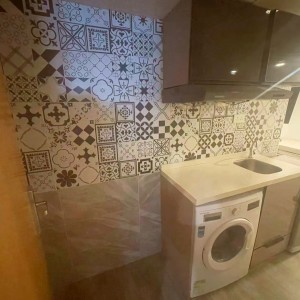 铜锣湾轩尼诗道海外大厦4楼B1室，一房一厅空间超大，步行1分进铜锣湾站，楼下就有巴士大站，演艺学院2站可达，港大6站直通