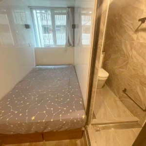 铜锣湾轩尼诗道海外大厦4楼B1室，一房一厅空间超大，步行1分进铜锣湾站，楼下就有巴士大站，演艺学院2站可达，港大6站直通
