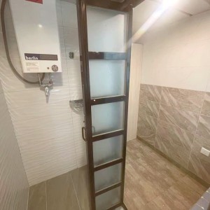 铜锣湾轩尼诗道海外大厦4楼B1室，一房一厅空间超大，步行1分进铜锣湾站，楼下就有巴士大站，演艺学院2站可达，港大6站直通