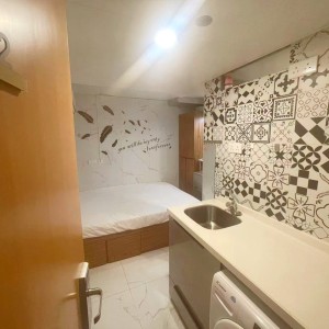 铜锣湾轩尼诗道海外大厦4楼B2室studio，有独卫，步行1分进铜锣湾站，楼下就有巴士大站，演艺学院2站可达，港大6站直通