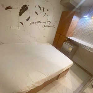 铜锣湾轩尼诗道海外大厦4楼B2室studio，有独卫，步行1分进铜锣湾站，楼下就有巴士大站，演艺学院2站可达，港大6站直通