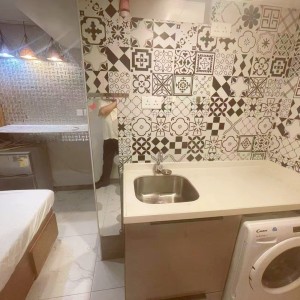铜锣湾轩尼诗道海外大厦4楼B2室studio，有独卫，步行1分进铜锣湾站，楼下就有巴士大站，演艺学院2站可达，港大6站直通