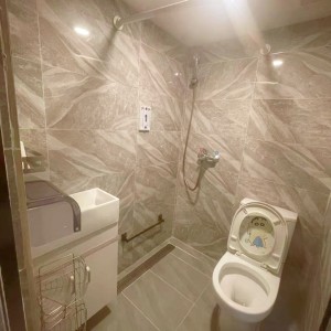 铜锣湾轩尼诗道海外大厦4楼B2室studio，有独卫，步行1分进铜锣湾站，楼下就有巴士大站，演艺学院2站可达，港大6站直通