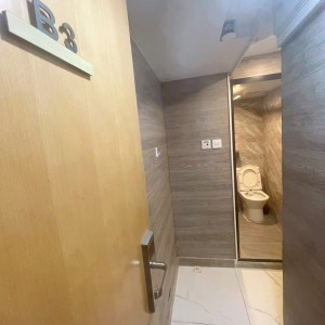 铜锣湾轩尼诗道海外大厦4楼B3室studio,带干湿分离卫浴，步行1分进铜锣湾站，楼下就有巴士大站，演艺学院2站可达，港大6站直通