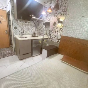 铜锣湾轩尼诗道海外大厦4楼B4室studio，带独卫，步行1分进铜锣湾站，楼下就有巴士大站，演艺学院2站可达，港大6站直通