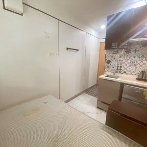 铜锣湾轩尼诗道海外大厦4楼B4室studio，带独卫，步行1分进铜锣湾站，楼下就有巴士大站，演艺学院2站可达，港大6站直通