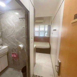 铜锣湾轩尼诗道海外大厦4楼B4室studio，带独卫，步行1分进铜锣湾站，楼下就有巴士大站，演艺学院2站可达，港大6站直通