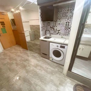 铜锣湾轩尼诗道海外大厦4楼B5室，一房一厅空间超大，步行1分进铜锣湾站，楼下就有巴士大站，演艺学院2站可达，港大6站直通