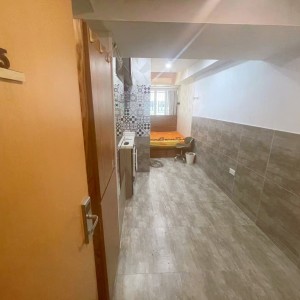 铜锣湾轩尼诗道海外大厦4楼B5室，一房一厅空间超大，步行1分进铜锣湾站，楼下就有巴士大站，演艺学院2站可达，港大6站直通