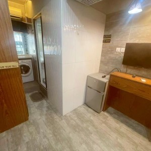 铜锣湾轩尼诗道海外大厦4楼B7室，一房一厅空间超大，步行1分进铜锣湾站，楼下就有巴士大站，演艺学院2站可达，港大6站直通