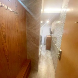 铜锣湾轩尼诗道海外大厦4楼B7室，一房一厅空间超大，步行1分进铜锣湾站，楼下就有巴士大站，演艺学院2站可达，港大6站直通