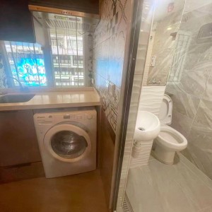 铜锣湾轩尼诗道海外大厦4楼B7室，一房一厅空间超大，步行1分进铜锣湾站，楼下就有巴士大站，演艺学院2站可达，港大6站直通