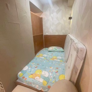 铜锣湾轩尼诗道海外大厦4楼B7室，一房一厅空间超大，步行1分进铜锣湾站，楼下就有巴士大站，演艺学院2站可达，港大6站直通