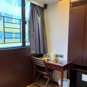 佐敦上海街RED酒店式学生公寓A房，步行7分内油麻地佐敦双站可达，理工巴士2站，都会巴士15分，配置豪华租期10个月！