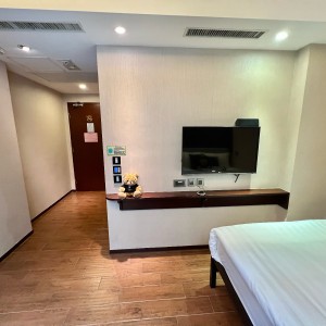佐敦上海街RED酒店式学生公寓A房，步行7分内油麻地佐敦双站可达，理工巴士2站，都会巴士15分，配置豪华租期10个月！