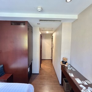 佐敦上海街RED酒店式学生公寓B/C房，步行7分内油麻地佐敦双站可达，理工巴士2站，都会巴士15分，配置豪华租期10个月！
