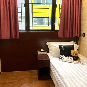 佐敦上海街RED酒店式学生公寓D房，步行7分内油麻地佐敦双站可达，理工巴士2站，都会巴士15分，配置豪华租期10个月！