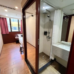佐敦上海街RED酒店式学生公寓D房，步行7分内油麻地佐敦双站可达，理工巴士2站，都会巴士15分，配置豪华租期10个月！