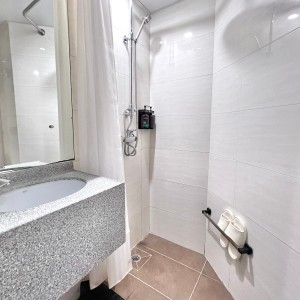 佐敦上海街RED酒店式学生公寓E房，步行7分内油麻地佐敦双站可达，理工巴士2站，都会巴士15分，配置豪华租期10个月！