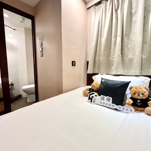 佐敦上海街RED酒店式学生公寓E房，步行7分内油麻地佐敦双站可达，理工巴士2站，都会巴士15分，配置豪华租期10个月！