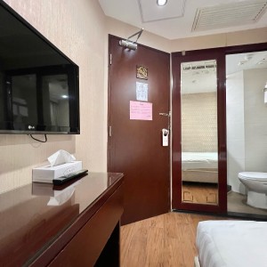 佐敦上海街RED酒店式学生公寓E房，步行7分内油麻地佐敦双站可达，理工巴士2站，都会巴士15分，配置豪华租期10个月！