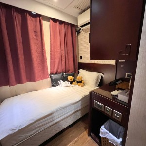 佐敦上海街RED酒店式学生公寓F房，步行7分内油麻地佐敦双站可达，理工巴士2站，都会巴士15分，配置豪华租期10个月！
