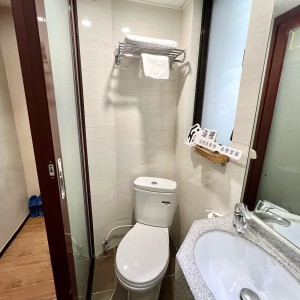 佐敦上海街RED酒店式学生公寓F房，步行7分内油麻地佐敦双站可达，理工巴士2站，都会巴士15分，配置豪华租期10个月！