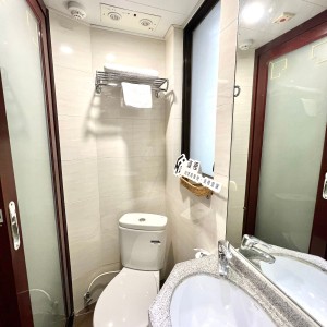 佐敦上海街RED酒店式学生公寓F房，步行7分内油麻地佐敦双站可达，理工巴士2站，都会巴士15分，配置豪华租期10个月！