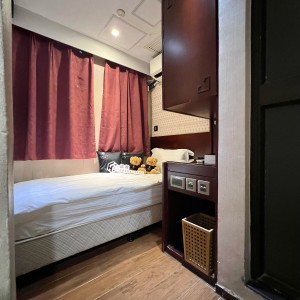 佐敦上海街RED酒店式学生公寓F房，步行7分内油麻地佐敦双站可达，理工巴士2站，都会巴士15分，配置豪华租期10个月！