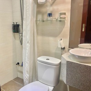 佐敦上海街RED酒店式学生公寓G房，步行7分内油麻地佐敦双站可达，理工巴士2站，都会巴士15分，配置豪华租期10个月！