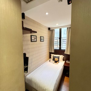 佐敦上海街RED酒店式学生公寓G房，步行7分内油麻地佐敦双站可达，理工巴士2站，都会巴士15分，配置豪华租期10个月！