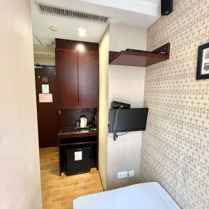 佐敦上海街RED酒店式学生公寓G房，步行7分内油麻地佐敦双站可达，理工巴士2站，都会巴士15分，配置豪华租期10个月！