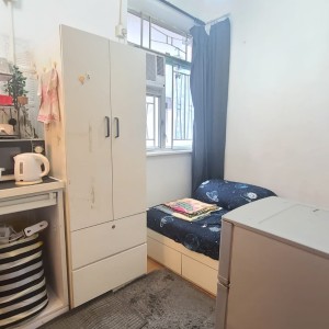 铜锣湾骆克道5楼C房studio，步行1分到铜锣湾站出口，大厦楼下就有巴士站，演艺学院通勤10分，港大6站地铁18分可达