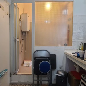 铜锣湾骆克道5楼C房studio，步行1分到铜锣湾站出口，大厦楼下就有巴士站，演艺学院通勤10分，港大6站地铁18分可达