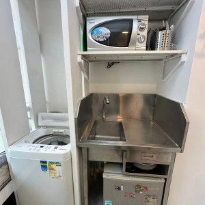 铜锣湾轩尼诗道胜华楼A室B房studio，港大演艺地铁直通，电梯洋楼配独卫洗衣机，半年起租