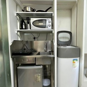 铜锣湾轩尼诗道胜华楼A室D房studio，港大演艺地铁直通，电梯洋楼配独卫洗衣机，半年起租
