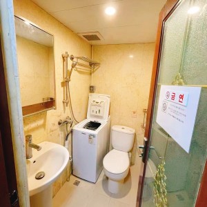 尖沙咀弥敦道金冠大厦8楼C室10号房独卫单间-步行50米即到尖沙咀地铁口，理工乘巴士10分钟即达，城大步行+港铁22分，都会大学巴士24分