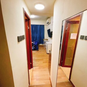 尖沙咀弥敦道金冠大厦8楼C室10号房独卫单间-步行50米即到尖沙咀地铁口，理工乘巴士10分钟即达，城大步行+港铁22分，都会大学巴士24分