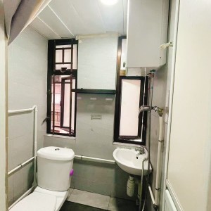 西营盘伟安楼B室C房studio，港大穿地铁步行12分即达，西营盘地铁站步行3分，周边生活区居住方便