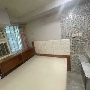 铜锣湾轩尼诗道海外大厦4楼B9室，一房一厅空间超大，步行1分进铜锣湾站，楼下就有巴士大站，演艺学院2站可达，港大6站直通